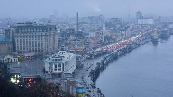 Автомобили светят фарами во время отключения электроэнергии в центре Киева