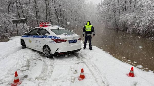 В Апшеронском районе река Пшиш залила проезжую часть