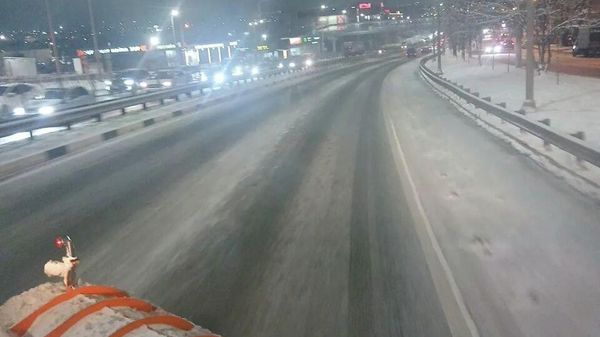 Снегоуборочная техника на дороге
