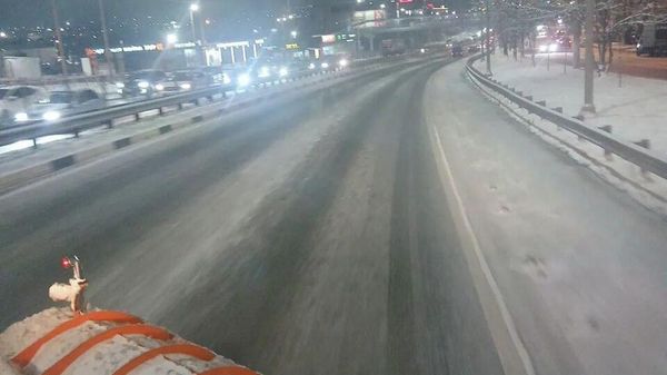 Снегоуборочная техника на дороге