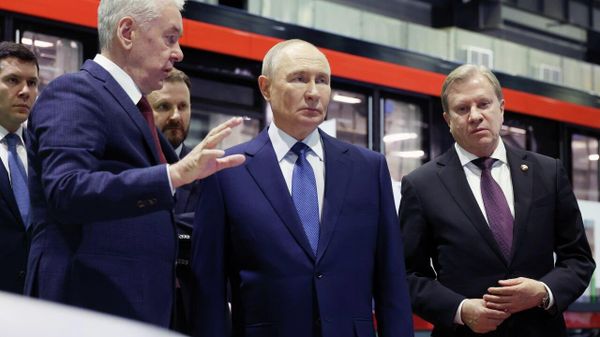 Владимир Путин осмотрел выставку, посвящённую развитию российских автономных систем