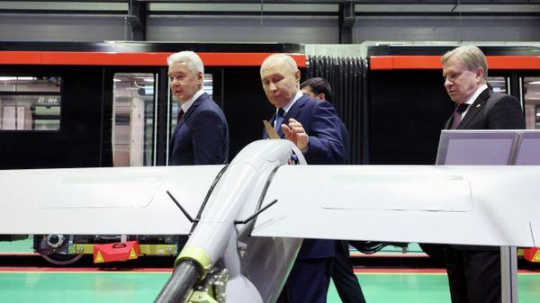 Владимир Путин осмотрел выставку, посвящённую развитию российских автономных систем