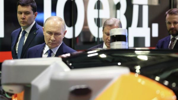 Владимир Путин осмотрел выставку, посвящённую развитию российских автономных систем