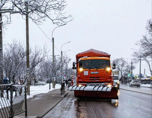 Дворники расчищают тротуары в Симферополе от снега и наледи Дворники расчищают тротуары в Симферополе от снега и наледи