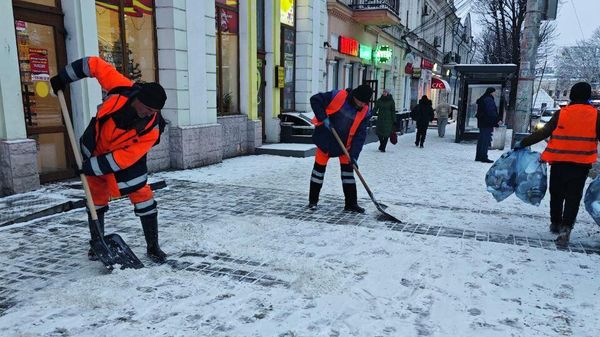 Дворники расчищают тротуары в Симферополе от снега и наледи Дворники расчищают тротуары в Симферополе от снега и наледи