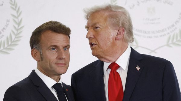 Президент США Дональд Трамп беседует с президентом Франции Эммануэлем Макроном