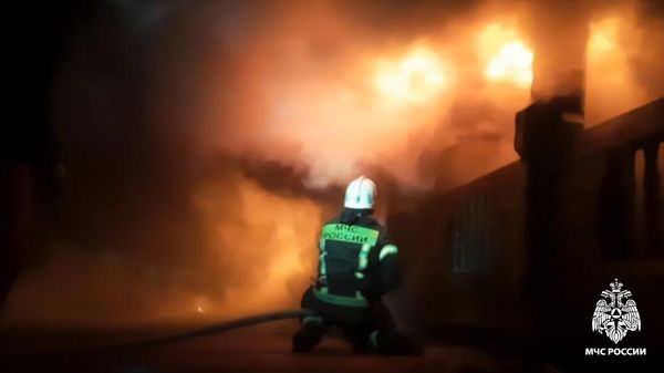 В Алуште горят два жилых дома