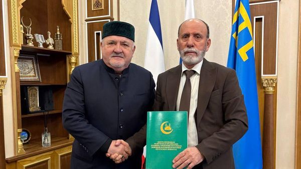 Председатель ДУМ ДНР Рашид Брагин (слева) и Муфтий Крыма, председатель ДУМК Хаджи Эмирали Аблаев.