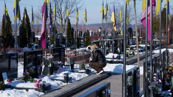 Женщина на кладбище на Украине
