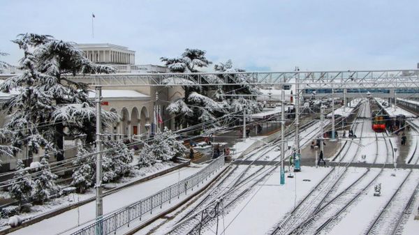 Железнодорожный вокзал Симферополя зимой
