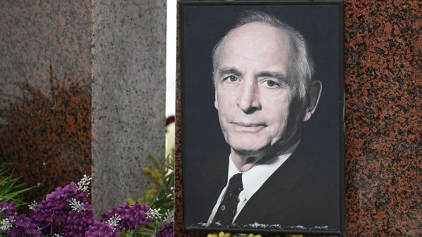 Портрет на памятнике артисту Василию Лановому на Новодевичьем кладбище в Москве