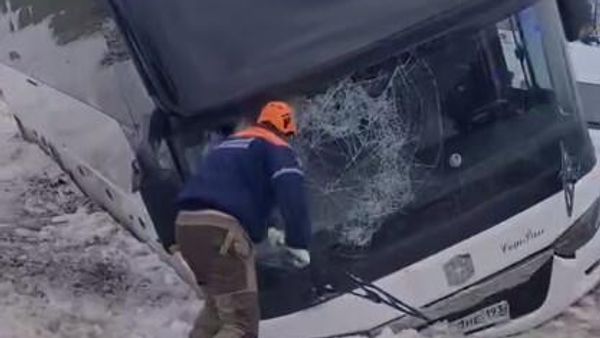 Под Новороссийском автобус съехал в кювет в результате ДТП