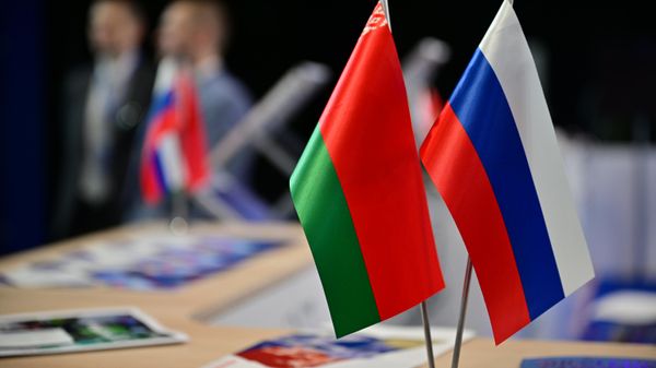 Флажки России и Белоруссии
