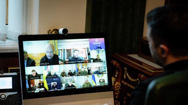 Глава киевского режима Владимир Зеленский проводит совещание в связи с отключениями света на Украине