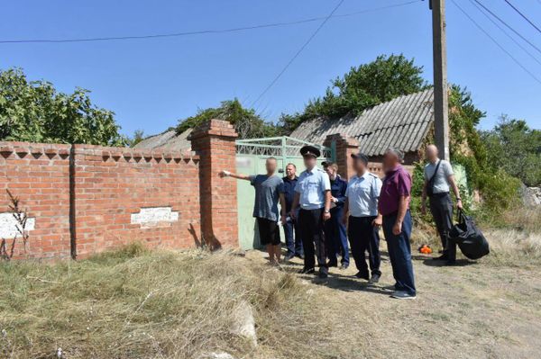 На месте жестокого убийства матери и брата в Ленинском районе Крыма