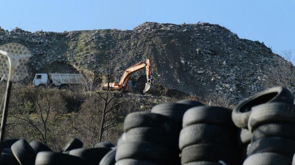 На перегрузочном полигоне в Ялте образовывается оползень