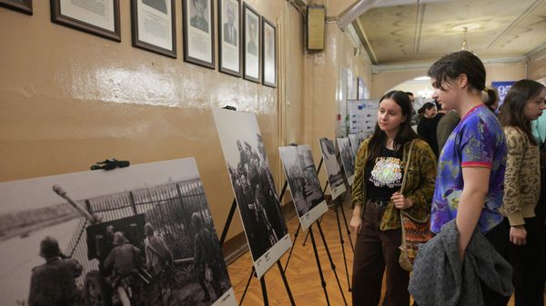 Посетители на открытии фотовыставки в рамках проекта Освобождение. Мир народам