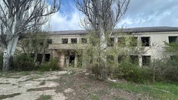 В Нижнегорском районе Крыма прокуратура обязала чиновников закрыть доступ к заброшенным зданиям