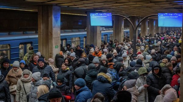 Люди в метро в Киеве