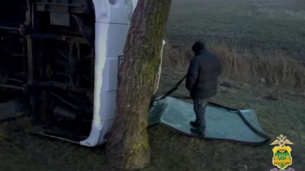 Автобус перевернулся на обледеневшей трассе в Краснодарском крае