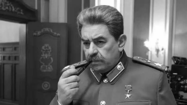 Актер Игорь Гузун в роли Иосифа Сталина