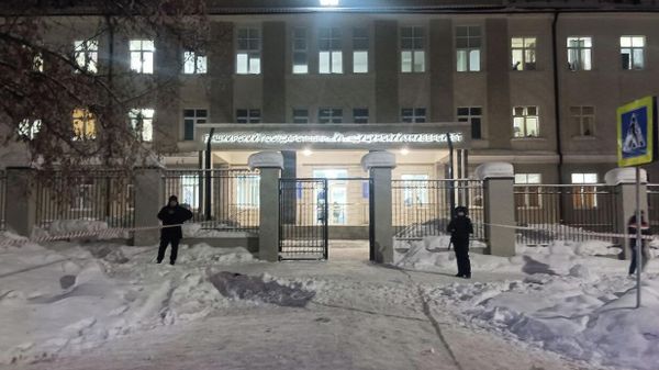 Обстановка у общежития университета в Уфе