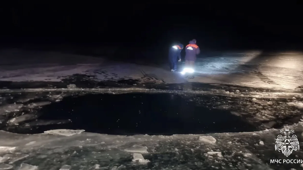 На Байкале машина ушла под лед
