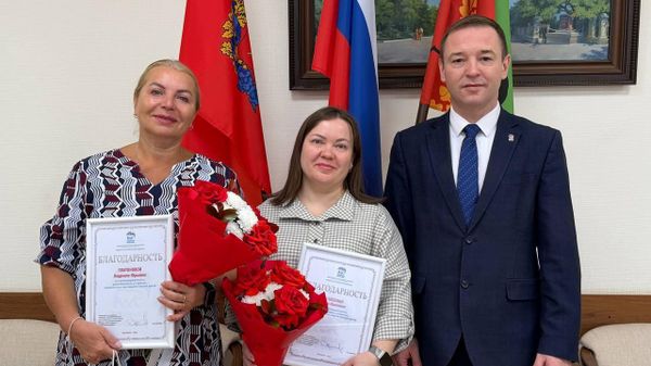 Глава Бугуруслана Дмитрий Дьяченко с воспитателями детского сада Лией Галеевой и Людмилой Платоновой