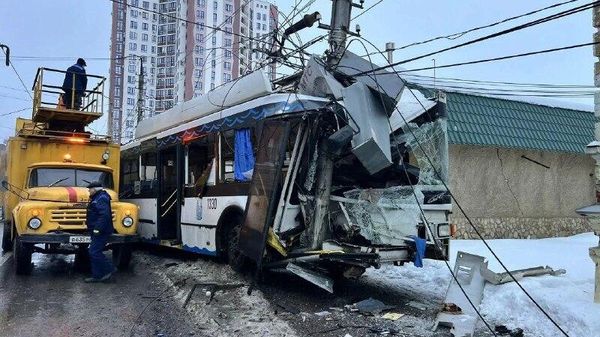 Восемь человек попали в больницу после ДТП с троллейбусом в Энгельсе