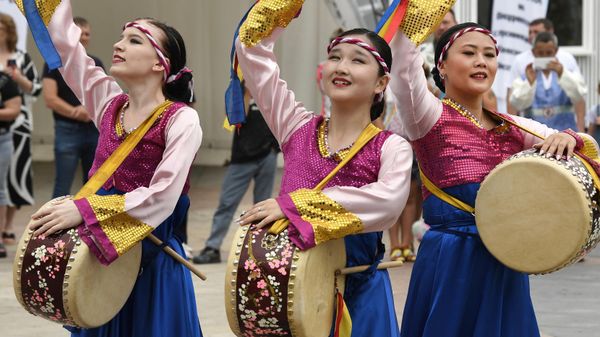 Выступление танцевального корейского коллектива