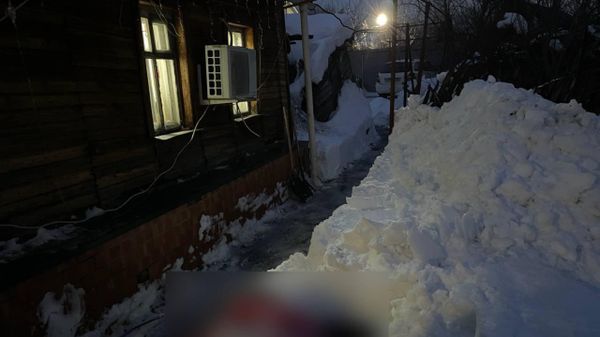 Пожилой мужчина погиб из-за схода снега с крыши в Саратове