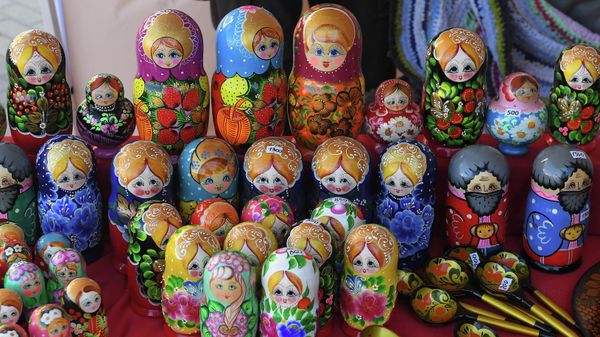 Матрешки и деревянные ложки