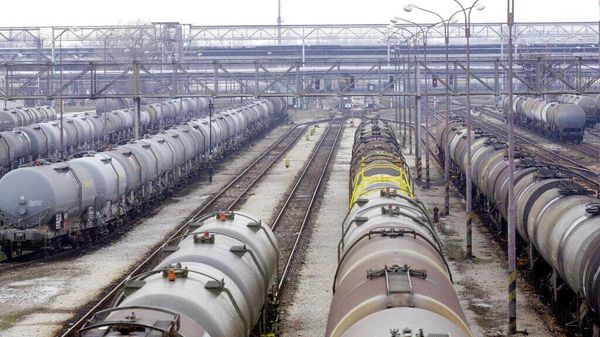 Загруженные поезда на нефтеперерабатывающем заводе Словнафт в Братиславе