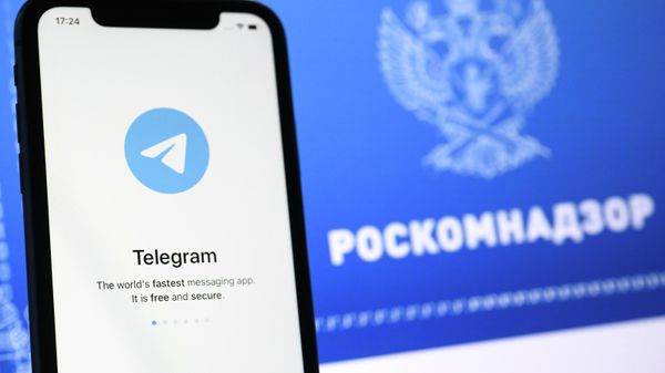 Мессенджер Telegram на экране телефона