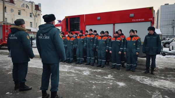 Спасатели МЧС России перед отправлением на поиски вертолета Robinson, пропавшего в Амурской области