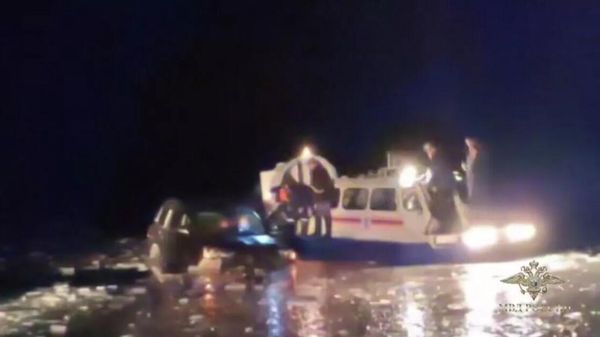 Внедорожник наполовину провалился под лед Байкала