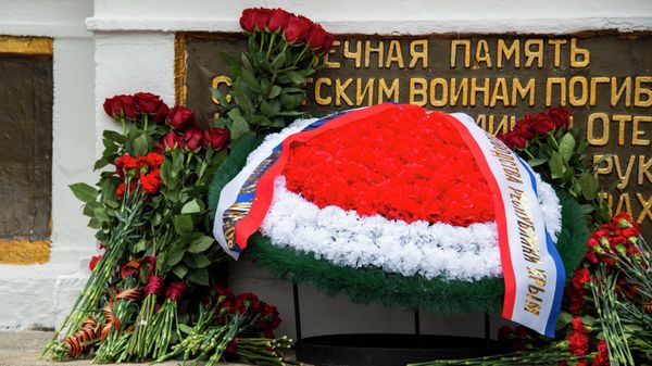 Церемония возложения цветов на Военном мемориальном кладбище 