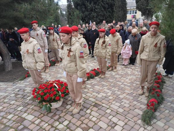 В День защитника Отечества в Алуште возложили цветы