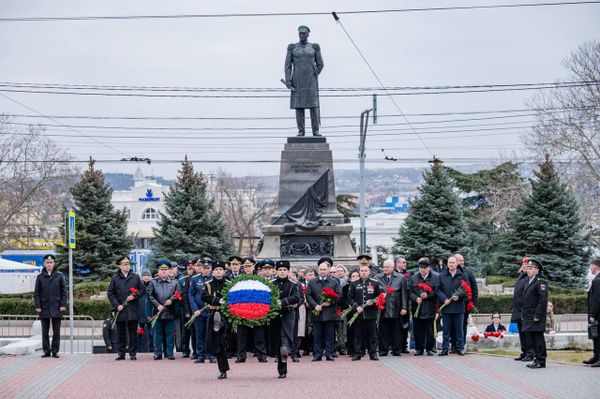 В честь 23 февраля в Севастополе возложили венки