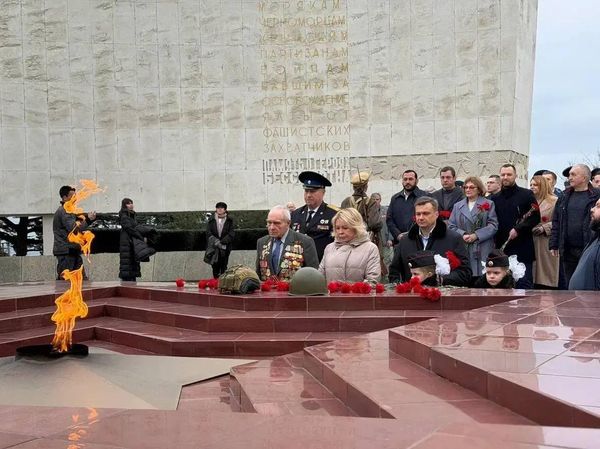 Возложение цветов к мемориалу в Ялте в честь Дня защитников Отечества