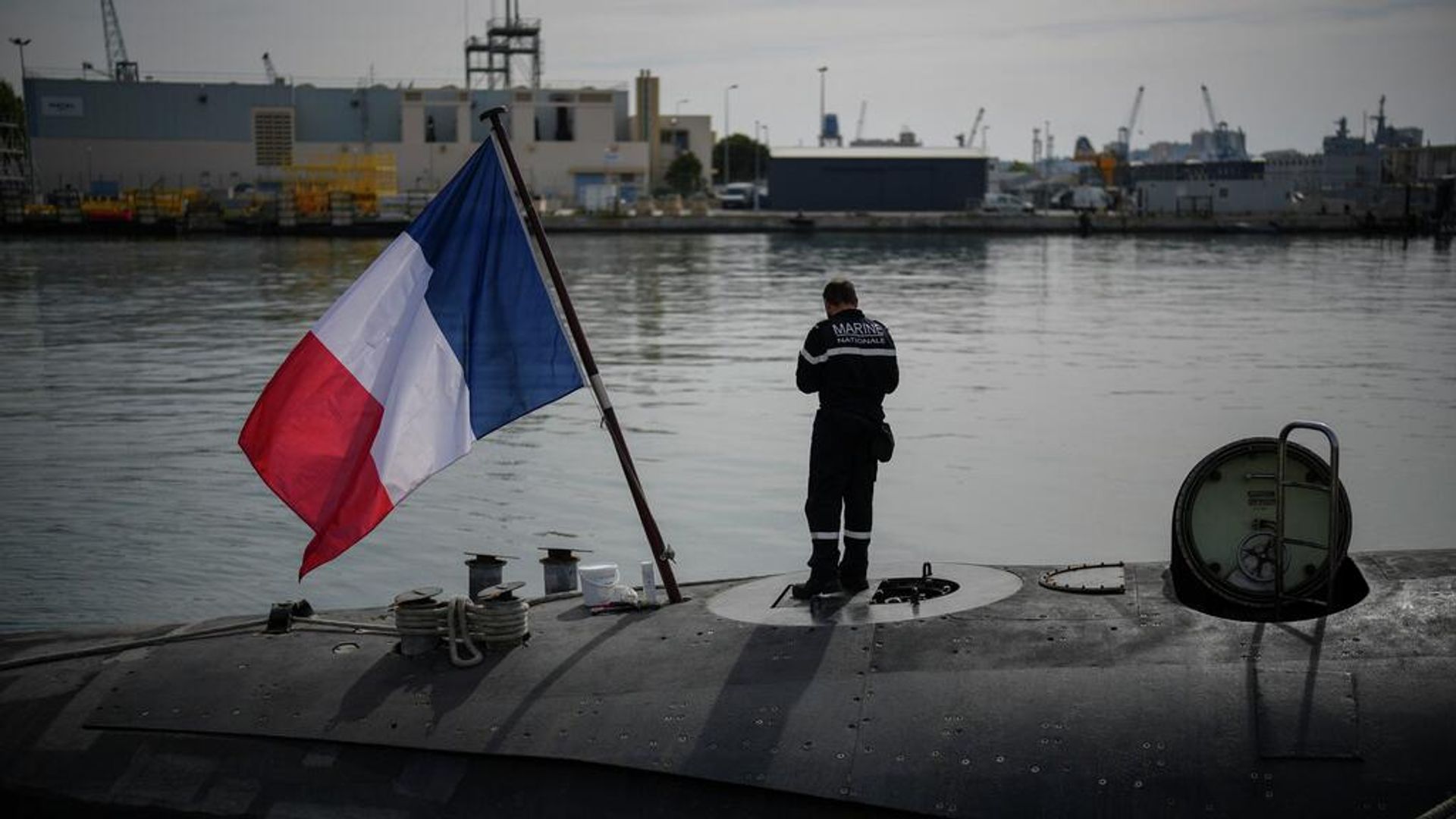 Моряк на французской подводной лодке на военно-морской базе в Тулоне на юге Франции - РИА Новости, 1920, 24.02.2026