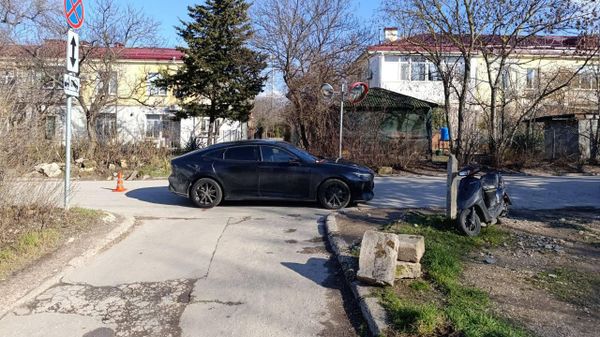 В Севастополе водитель мопеда сбежал с места аварии