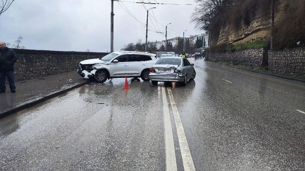 В Севастополе на встречке столкнулись две иномарки