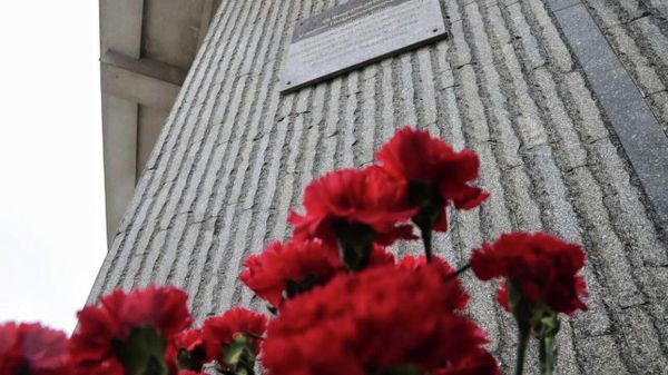 Возложение цветов к мемориальной доске на здании Госсовета РК  в честь Дня защитника Республики Крым