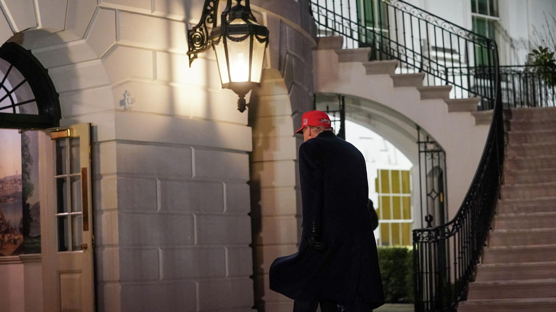 Президент США Дональд Трамп возвращается в Белый дом после ударов Израиля и США по Ирану, Вашингтон, округ Колумбия, США, 1 марта 2026 года.  - РИА Новости, 1920, 02.03.2026