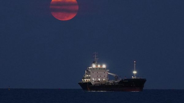 Кровавая луна восходит над Средиземным морем в Лимассоле, Кипр