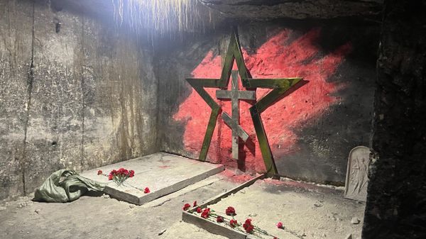 Работа поисковиков в Старокарантинских каменоломнях в Керчи
