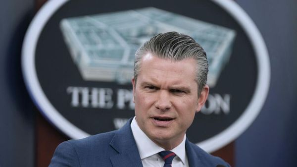 Министр обороны США Пит Хегсет выступает на пресс-брифинге в Пентагоне