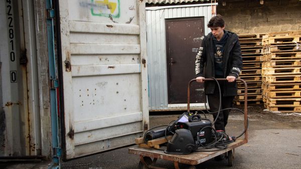 Ветеран СВО Андрей Ткаченко, который мастерит домики для животных