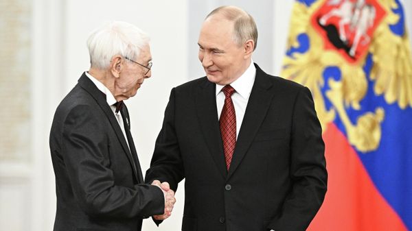 Президент РФ Владимир Путин и композитор Александр Зацепин